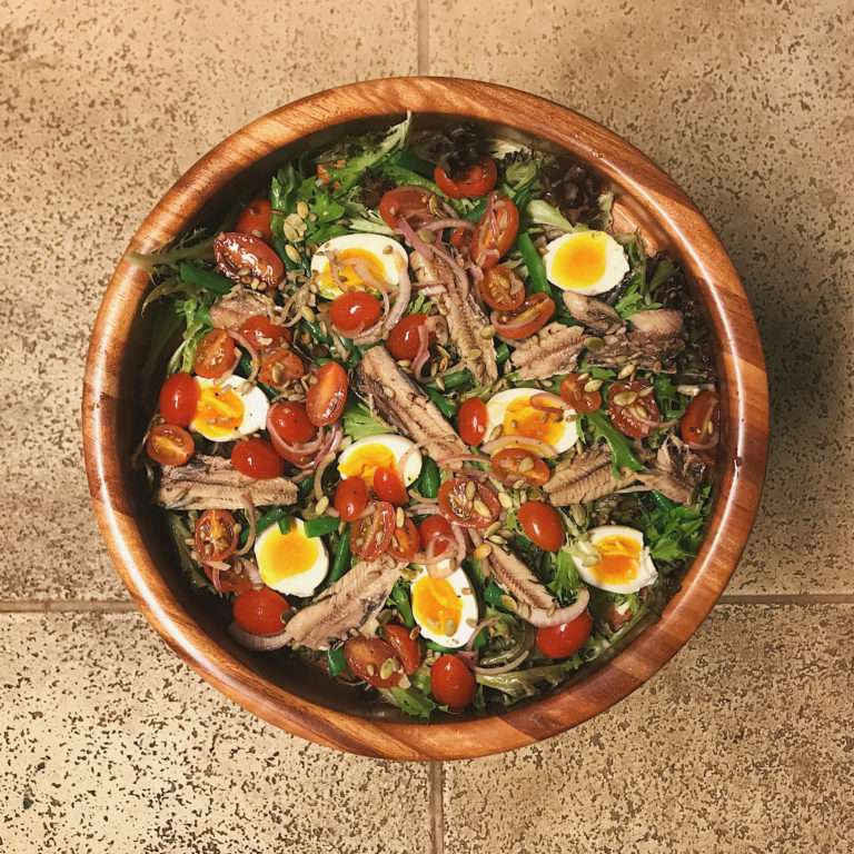 Almoço Rápido de Salada de Sardinha e ovos