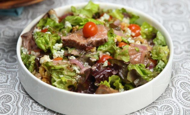 Receita de Salada de bife com pouco carboidrato e vinagrete de Dijon