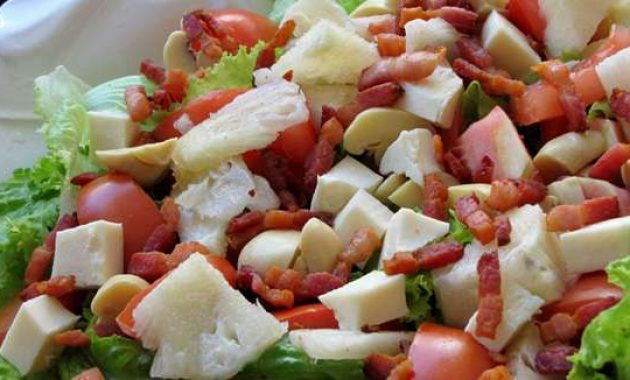 Receita de salada de tomate, abacaxi, bacon e queijo