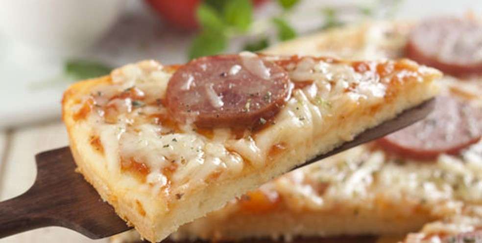 Receita de Pizza prática de calabresa e queijo