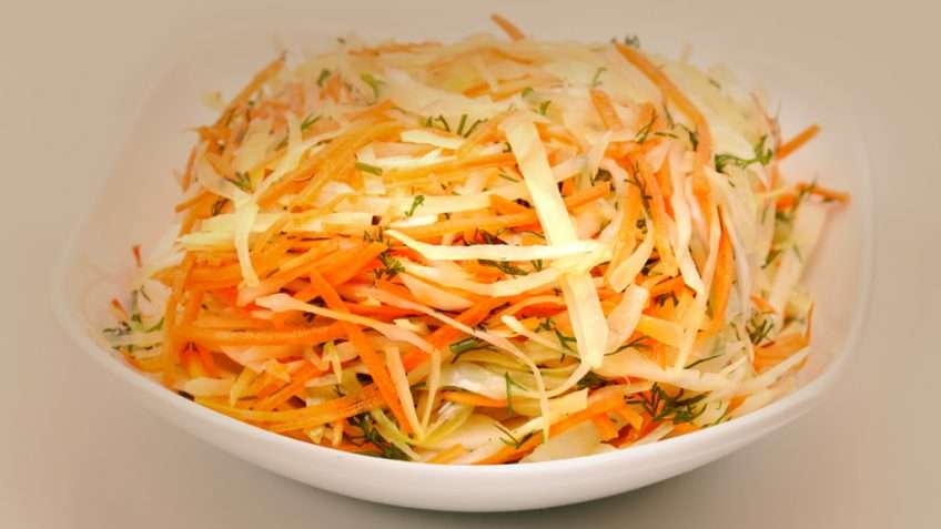 Receita de Salada de repolho, cenoura e pimentão