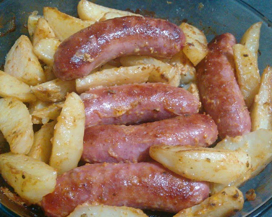 Receita de Linguiça assada no forno com maionese e batata para almoço rápido