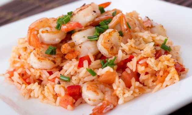 Salada de arroz com camarão