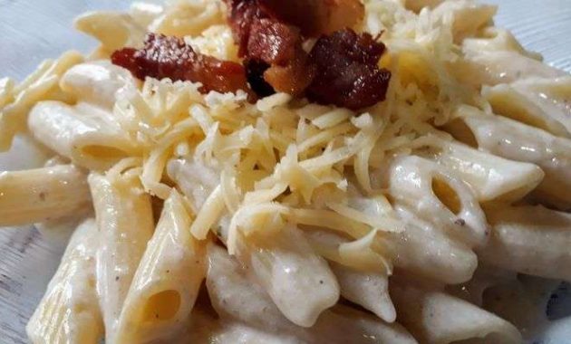 Receita de Macarrão de molho branco com bacon e queijo