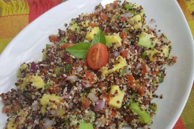 Receita de Salada de quinoa com abacate