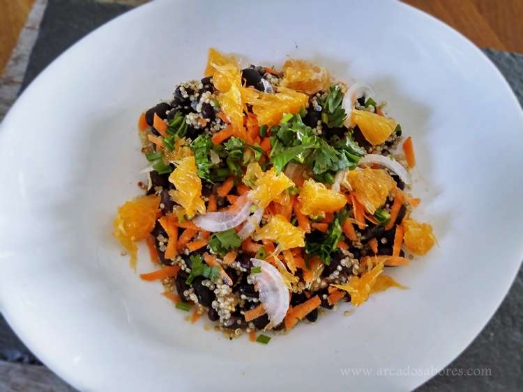 Receita de salada de quinoa, feijão preto e laranja