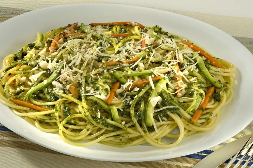 Receita de Spaghetti ao Pesto de Manjericão com Legumes Sauté
