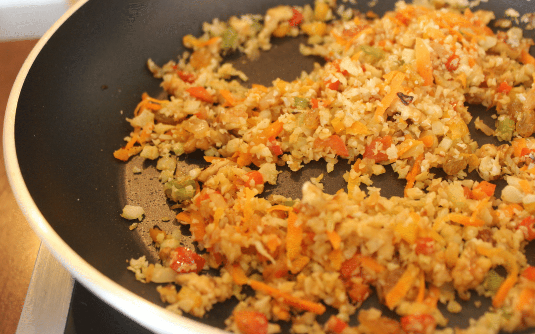 Receita de arroz de couve-flor low carb com cenoura