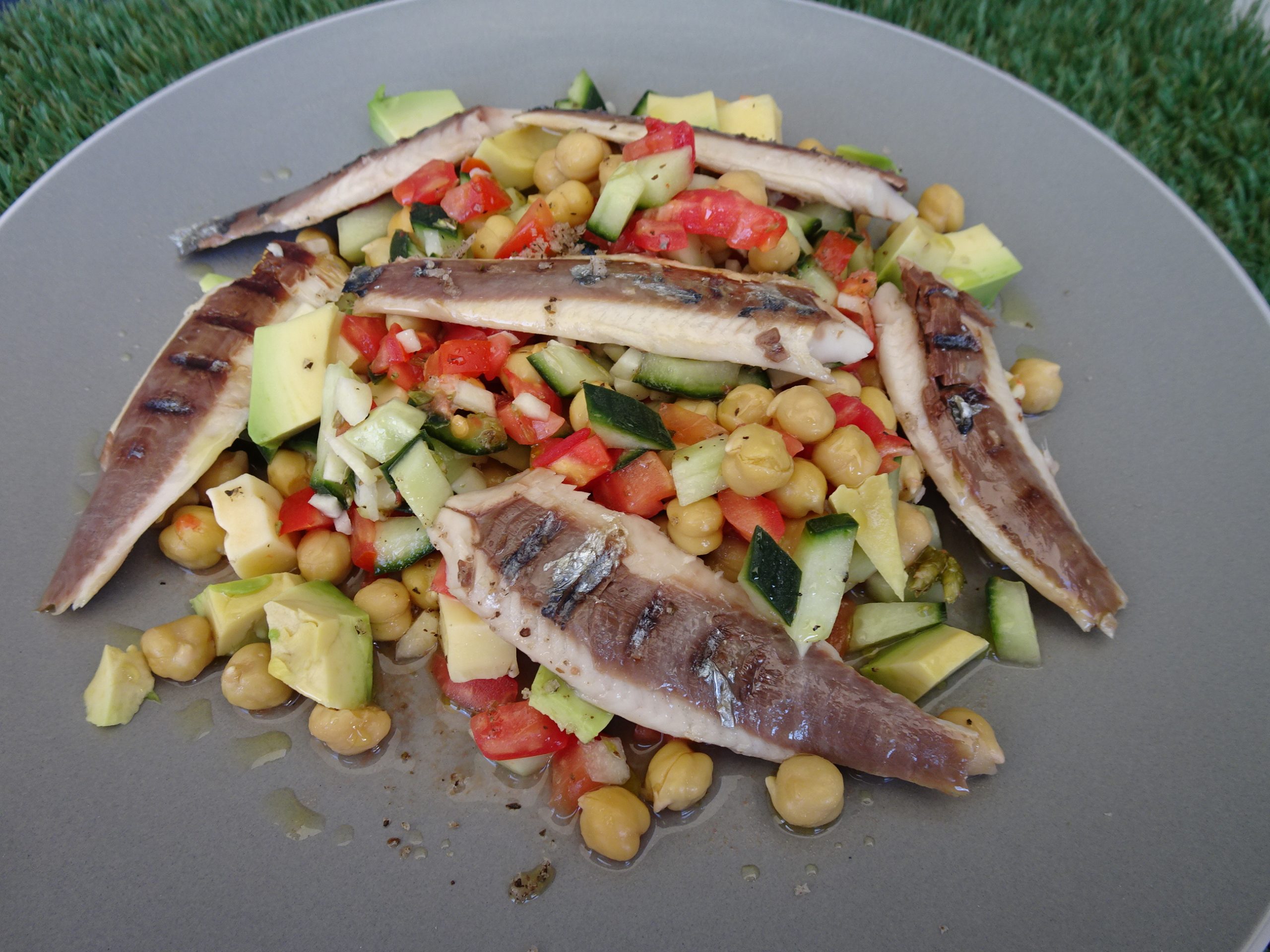 Jantar rápido e saudável de Salada Grega com Sardinha